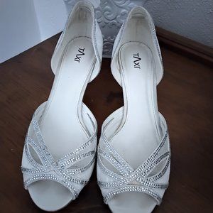 Bride or dress shoes with rhinestones